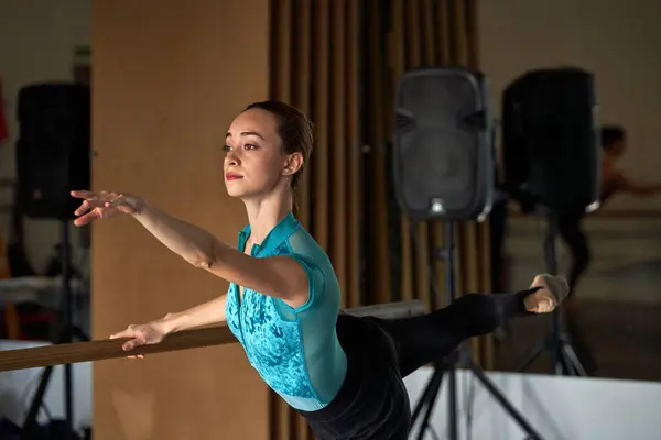 芭蕾舞演员在一所舞蹈学院里热身跳舞 — 图库照片