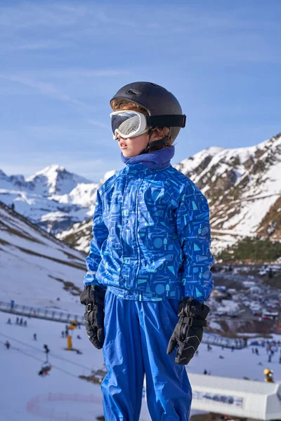 Kind Bovenkleding Met Bril Helm Die Wegkijkt Tegen Skigebied Blauwe — Stockfoto