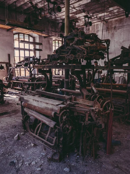 Interior Fábrica Fios Industriais Abandonados Envelhecidos Escuros Com Teares Enferrujados — Fotografia de Stock