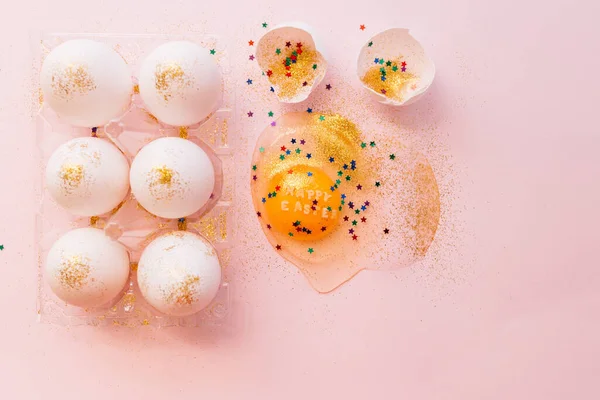 Yukardan Gelen Kırık Paskalya Yumurtası Pembe Arka Planda Parıltılı Renkli — Stok fotoğraf
