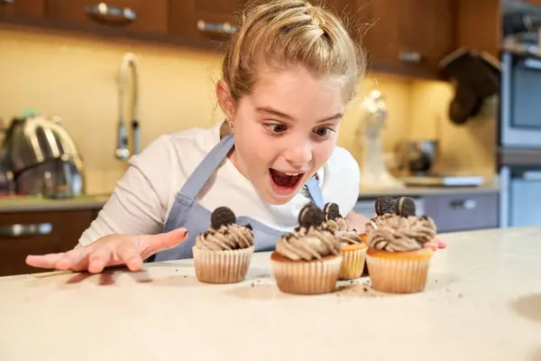 Fantastisk Flicka Tittar Läckra Muffins Med Choklad Cookies Placerade Bordet — Stockfoto