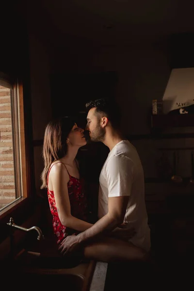 Boldog Pár Csókolózás Konyhában — Stock Fotó