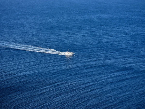 Високий Кут Зору Білий Човен Плаває Блакитній Морській Воді Залишає — стокове фото