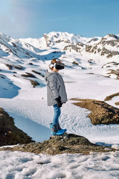 Sanal Dünyayı Keşfederken Karlı Dağların Yakınındaki Kayalıklarda Duran Sıcak Giysili — Stok fotoğraf