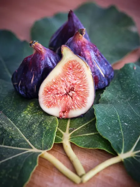 Haut Gros Plan Fruits Exotiques Moelleux Avec Une Croûte Violette — Photo