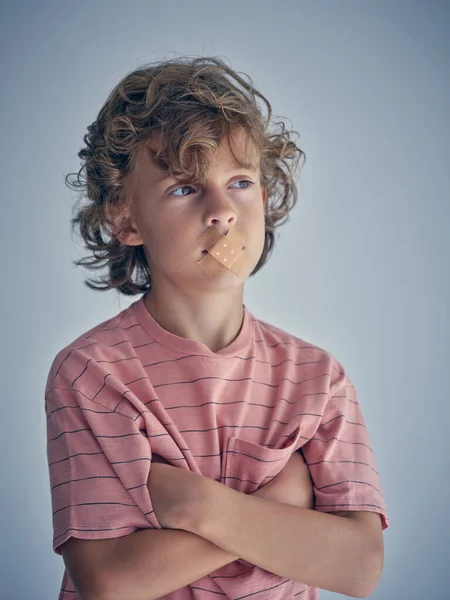 Světlovlasý Chlapec Zapečetěnými Ústy Červené Košili Zamyšleně Odvrací Pohled Zkříženými — Stock fotografie