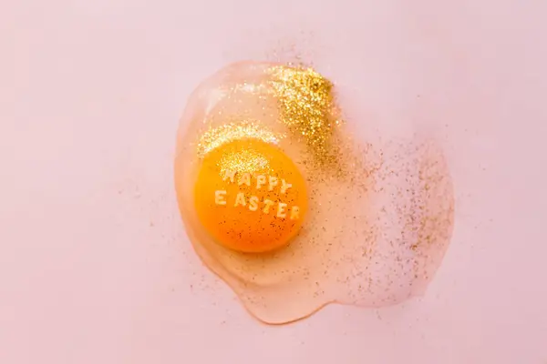 Bovenaanzicht Van Gebroken Rauw Met Tekst Happy Easter Dooier Bedekt — Stockfoto