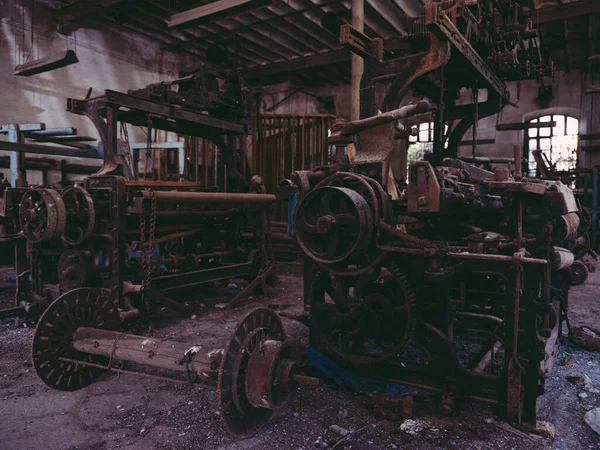 기어와 깨진된 Grungy 버려진 공장에서 바닥에 — 스톡 사진