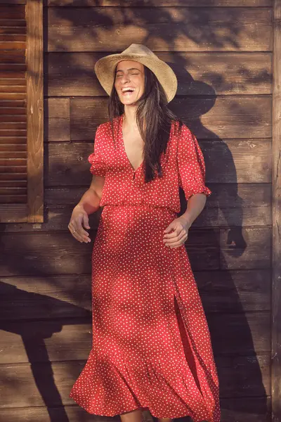 Menina Bonita Vestido Elegante Chapéu Perto Edifício Madeira Dia Verão — Fotografia de Stock