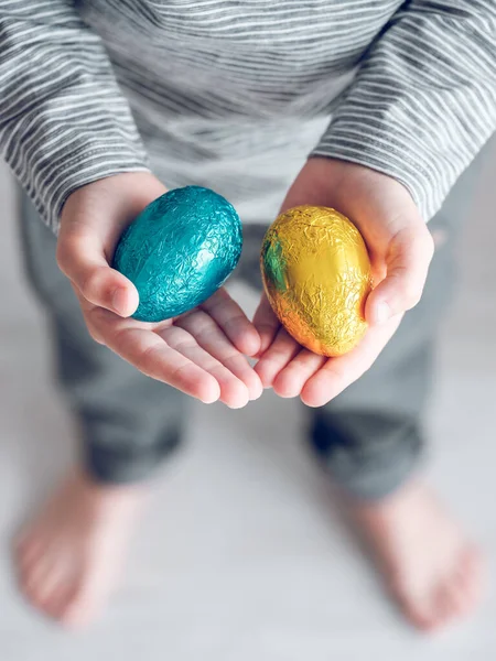 Cima Criança Irreconhecível Que Mostra Ovos Enrolados Folha Metálica Preparada — Fotografia de Stock