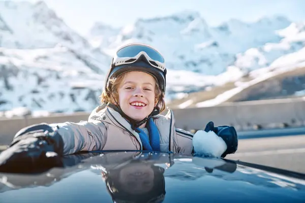 Happy Boy Skibril Kijken Naar Camera Terwijl Leunend Autodak Met — Stockfoto