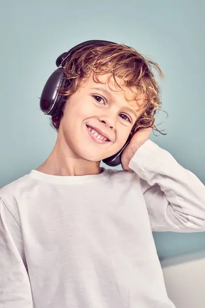 Pozytywne Kręcone Włosy Chłopiec Korzystających Playlist Ulubionych Piosenek Słuchawkach Bezprzewodowych — Zdjęcie stockowe