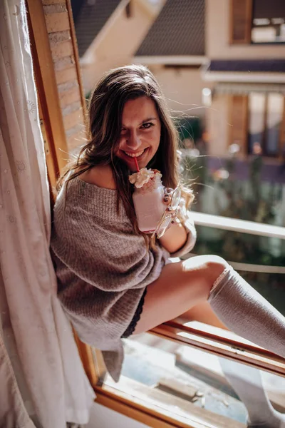 Junge Frau Sitzt Mit Leckerem Getränk Fenster — Stockfoto