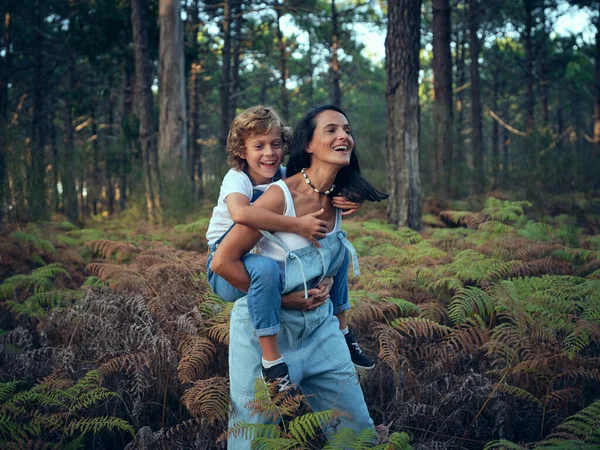 Sorridente Donna Ragazzo Abiti Corrispondenti Incollaggio Mentre Cammina Nella Foresta — Foto Stock