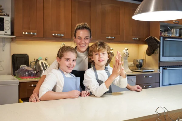 Glimlachende Vrouw Kinderen Dragen Schorten Bij Toonbank Buurt Van Keukengerei — Stockfoto