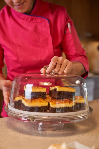 Tanımlanamayan Profesyonel Hasatçı Kadın Pastacı Mermer Mutfak Masasında Duruyor Yeni — Stok fotoğraf