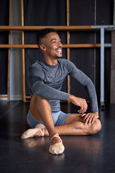 一名身穿运动服 拖鞋和芭蕾舞的黑人男孩在一所舞蹈学院的照片肖像 — 图库照片