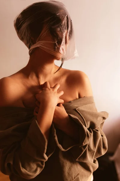 Onherkenbare Vrouwelijke Verstikking Met Plastic Zak Het Hoofd Demonstreren Concept — Stockfoto