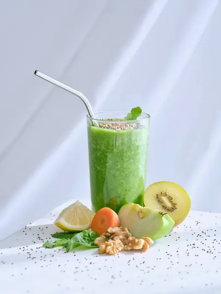 Egészséges Zöld Smoothie Val Töltött Üveg Különböző Gyümölcsökkel Sárgarépával Fehér — Stock Fotó