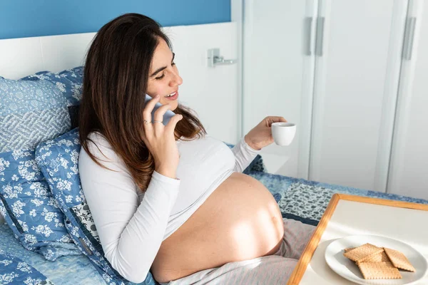 Side View Cheerful Pregnant Female Sitting Bed Morning Having Breakfast — Stok fotoğraf