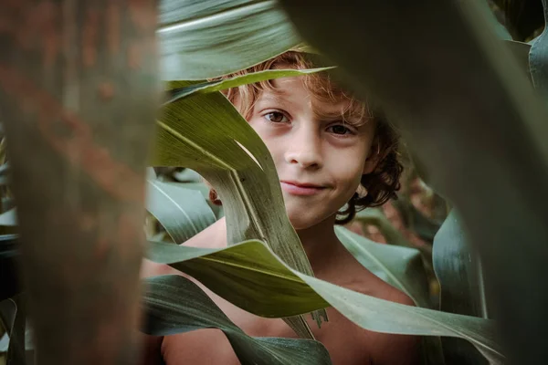 Okouzlující Blonďaté Dítě Hnědýma Očima Nahým Trupem Vykukující Zpoza Zelených — Stock fotografie