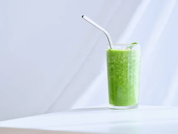 透明玻璃杯 内装健康的新鲜绿色软糖 用于排毒 在轻工作室的白色背景下食用 — 图库照片