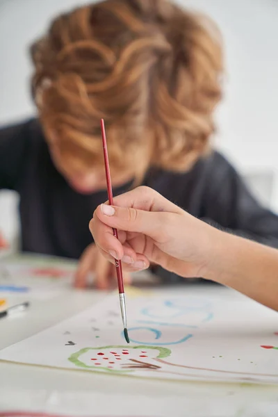 Recadrer Enfant Anonyme Avec Pinceau Arbre Peindre Avec Des Peintures — Photo
