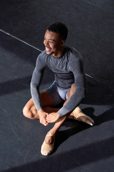 一名身穿运动服 拖鞋和芭蕾舞的男孩在一所舞蹈学院的照片肖像 — 图库照片