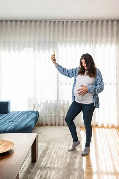 Fröhliche Schwangere Frau Berührt Zärtlich Den Bauch Und Macht Selbstaufnahmen — Stockfoto