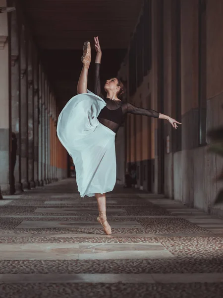 Volledig Lichaam Van Jonge Flexibele Vrouwelijke Balletdanser Spitse Schoenen Stretching — Stockfoto