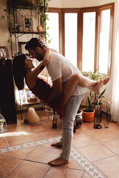 Leidenschaftliches Paar Das Sich Stilvollem Zimmer Umarmt — Stockfoto
