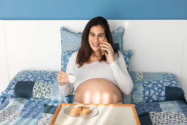 Glad Pregnant Female Sitting Bed Talking Mobile Phone While Having — Stock Photo, Image
