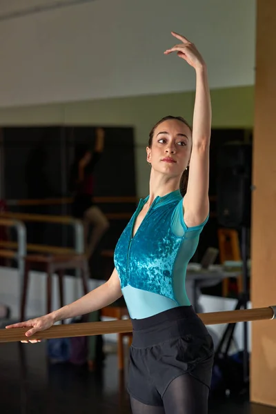 芭蕾舞演员在一所舞蹈学院里热身跳舞 — 图库照片