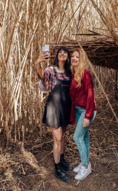 Akıllı telefon arayan genç kadınlar.