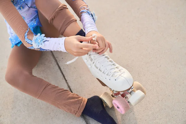 Gewasloze Persoon Sportkleding Strikken Schoenveters Witte Quad Rolschaatsen Tijdens Het — Stockfoto