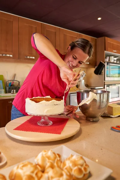 Pastel Profesional Decoración Pastelería Femenina Con Crema Mantequilla Pie Mostrador — Foto de Stock