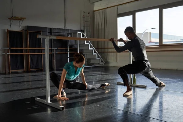 上芭蕾舞学校接受训练的一班人中的黑人男女学生 — 图库照片