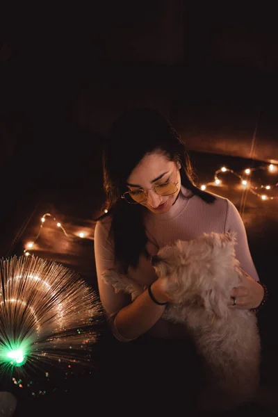 Young Woman Dog Fairy Lights Darkness — Stock Photo, Image