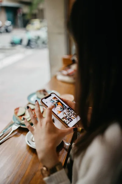 Mujer Anónima Tomando Fotos Café Fresco Aperitivos Mientras Está Sentada — Foto de Stock