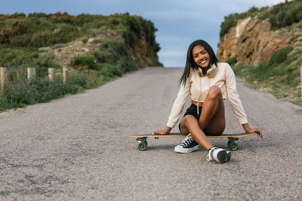 Έθνικ Θηλυκό Κάθεται Longboard Ασφαλτοστρωμένο Δρόμο — Φωτογραφία Αρχείου