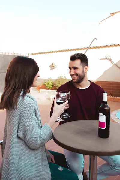 Pareja Feliz Bebiendo Vino Terraza —  Fotos de Stock