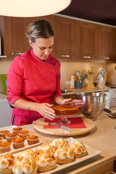 Mujer Concentrada Haciendo Postre Pie Mostrador Cocina Con Tartaletas Magdalenas — Foto de Stock