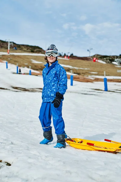 Ganzkörper Junge Oberbekleidung Mit Schlitten Lächelnd Auf Schnee Vor Wolkenlosem — Stockfoto