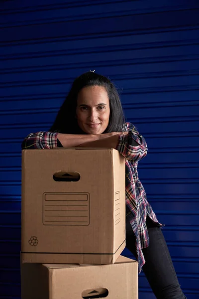 Optimistic Female Leaning Heap Carton Boxes Personal Belongings Looking Camera — Stock Photo, Image