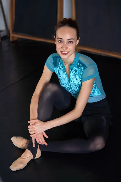 Retrato Fotográfico Una Bailarina Ropa Deportiva Zapatos Ballet Una Academia — Foto de Stock