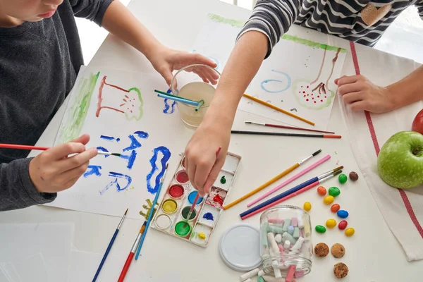 Cima Cultura Crianças Anônimas Pintura Papel Com Tintas Coloridas Mesa — Fotografia de Stock