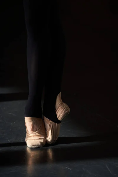 Nohy Profesionálního Baletního Tanečníka Rozcvičce Před Zkouškou — Stock fotografie