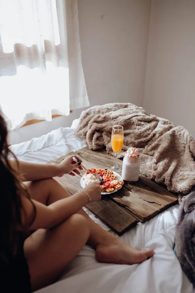 Young Woman Eating Appetizing Waffles Tasty Drinks Tray Bed — Stock Photo, Image