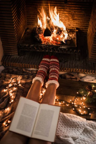 Legs Unrecognizable Young Lady Warm Socks Open Book Fireplace Burning — Stock Photo, Image