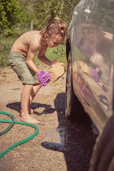 Full Height Side View Little Child Washing Wheel Car Wet — Stock Photo, Image